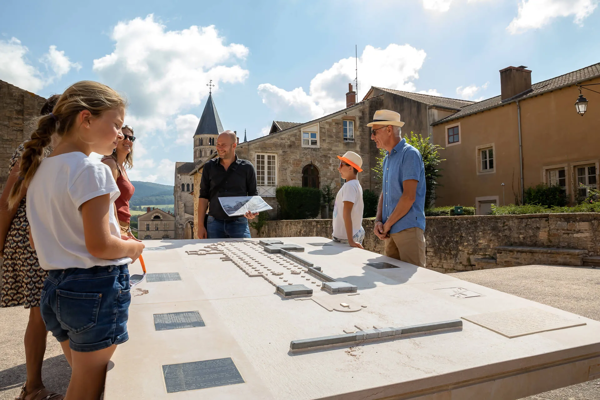 L’Abbaye de Cluny en groupe